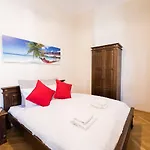 Central Bright And Spacious Home With 3 Rooms