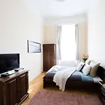 Central Bright And Spacious Home With 3 Rooms
