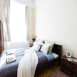 Central Bright And Spacious Home With 3 Rooms