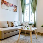 Cozy 2 Bedroom Apartment In Terez Boulevard.