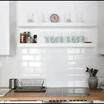 3bdr/2bath/3A/c design apt, central, free parking, quiet