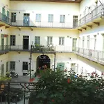 3bdr/2bath/3A/c design apt, central, free parking, quiet
