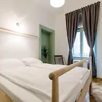 B63 2 Bedroom Apartment In Heart Of City
