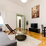 B63 2 Bedroom Apartment In Heart Of City