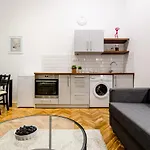B63 2 Bedroom Apartment In Heart Of City