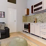 I30 Studio Apartment In Central Location.