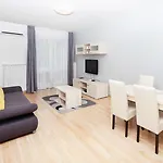 Maple Tree Budget Apartments