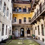 Studio Apartment Next To Famous Party House A38