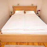 Free parking! Linden apartment, AC, Smart TV, WIFI