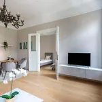 Luxury Elizabeth Residence Next To The New York Cafe