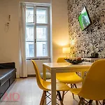 A5 Apartment - Budapest - Hostaid