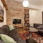 Annie\'S 3 Bed And 3 Bathroom Apartment
