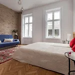 Annie\'S 3 Bed And 3 Bathroom Apartment