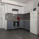 Spacious Apartment In Hip Neighborhood