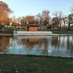 Spacious Apartment In Hip Neighborhood