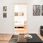 Stylish And Spacious ! Central Location Kazincy Netflix