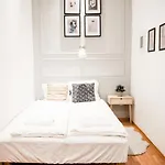 Stylish And Spacious ! Central Location Kazincy Netflix