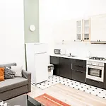 Stylish And Spacious ! Central Location Kazincy Netflix