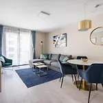 Navy Angel Apartment With Balcony