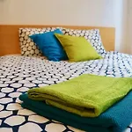 Bright And Cozy - City Center Apt