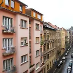 Bright And Cozy - City Center Apt