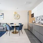 Navy Angel Apartment With Balcony