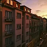 Bright And Cozy - City Center Apt
