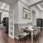 d.Five Semmelweis Apartment