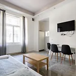 Modernized Condo At Kiraly 51