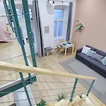 Lovely&Modern Downtown Apartment With Free Parking
