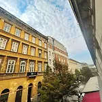 Budget Flat In The Center