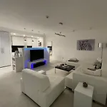 Lovely New Apartment By The Parliament
