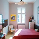 Stylishly Redecorated Apartment In Great Location