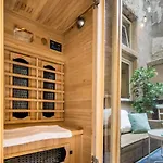 Center Studio With Sauna And Patio