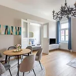 Luxury Elizabeth Residence Next To The New York Cafe
