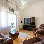 Garys Bright And Spacious Two Bedroom Flat Near Danube