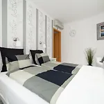 Gde Hollo Apartments