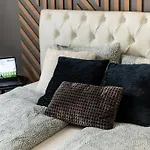 Deluxe Quentin Home Next To The Fashion Street