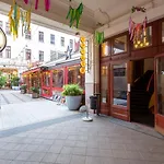 Downtown Cozy Home In The Gozsdu Garden