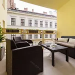 Gde Hollo Apartments