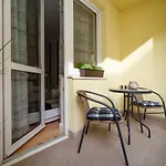 Gde Hollo Apartments