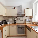 Gde Hollo Apartments