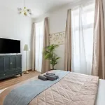 Explore Budapest From A Luxurious Cozy Apartment