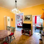 Cosy Art Flat Downtown Buda