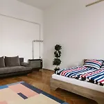 Gigantic Modern Apartment For Up To 10 Guests Next To Basilica!
