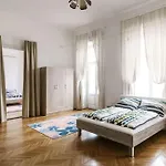 Gigantic Modern Apartment For Up To 10 Guests Next To Basilica!