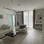 Lovely New Apartment By The Parliament