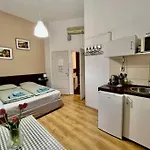 A13 Parliament Sunflower Cozy Apartment
