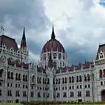 1#Parliament Sunflower Apartments Room