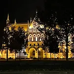 Lovely New Apartment By The Parliament